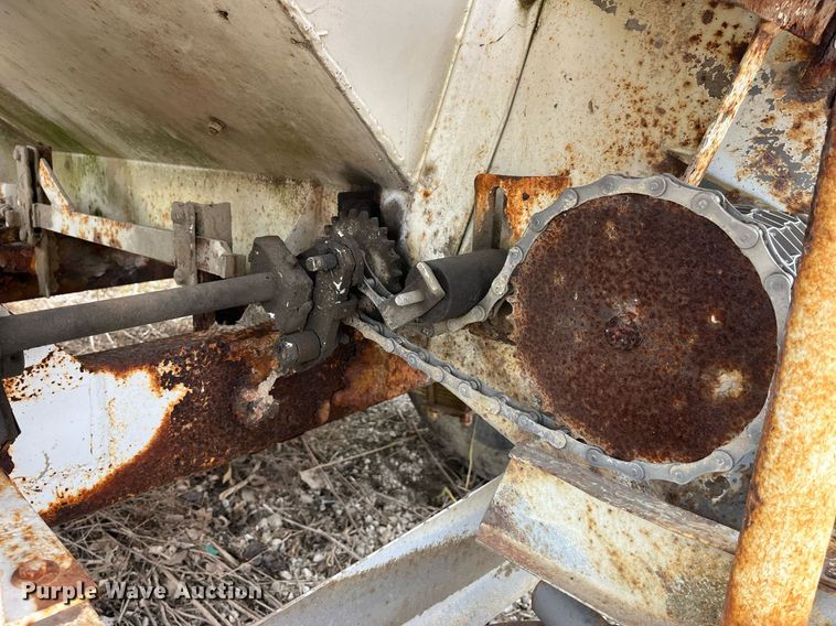 image for item LD9956 Willmar 600  spreader