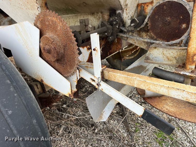 image for item LD9956 Willmar 600  spreader