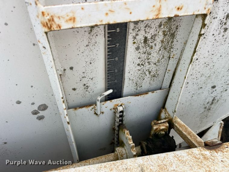 image for item LD9956 Willmar 600  spreader