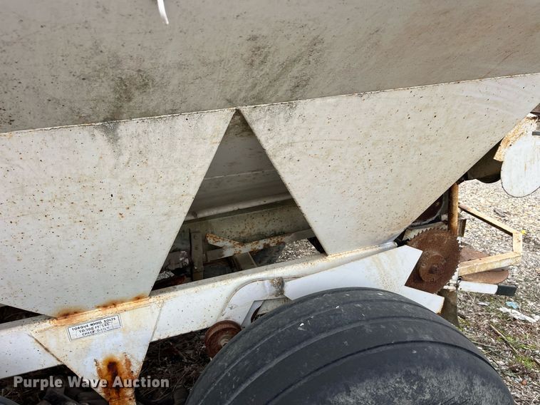 image for item LD9956 Willmar 600  spreader