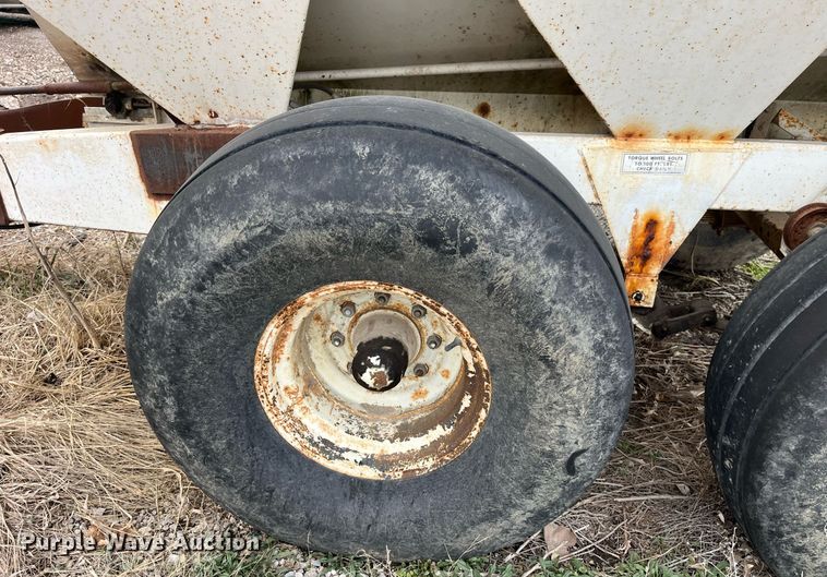 image for item LD9956 Willmar 600  spreader