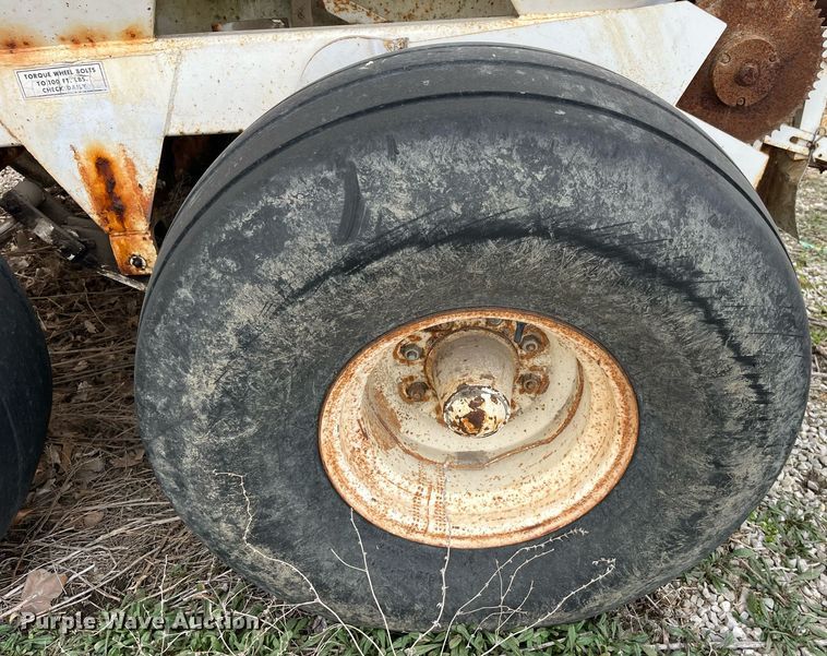 image for item LD9956 Willmar 600  spreader