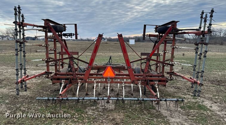 image for item NI9051 International field cultivator