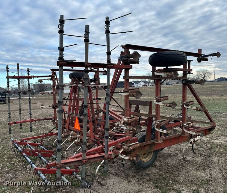 image for item NI9051 International field cultivator