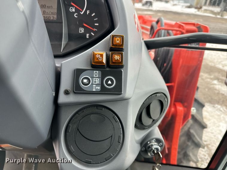 image for item NN9473 2021 Kubota M4-071D MFWD tractor