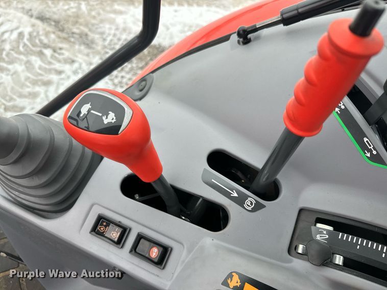 image for item NN9473 2021 Kubota M4-071D MFWD tractor