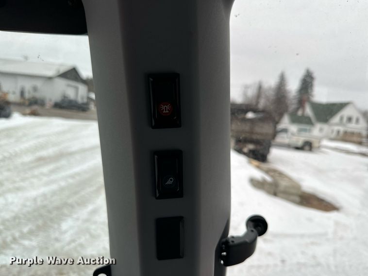 image for item NN9473 2021 Kubota M4-071D MFWD tractor