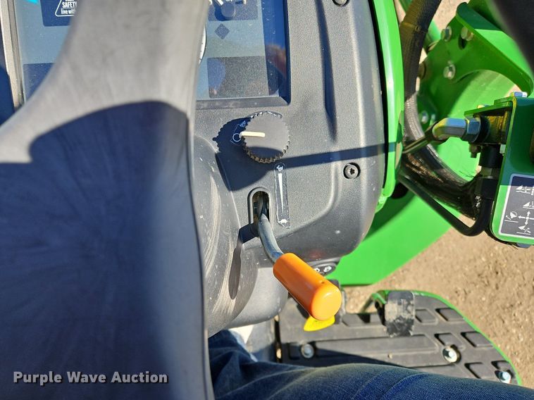 image for item NZ9150 2016 John Deere 3038E MFWD tractor