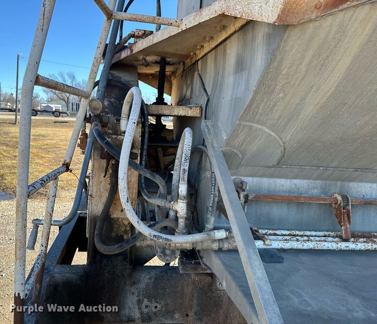 image for item OD9985 1998 Ford L9000 feed delivery truck