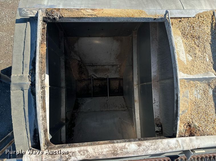 image for item OD9985 1998 Ford L9000 feed delivery truck