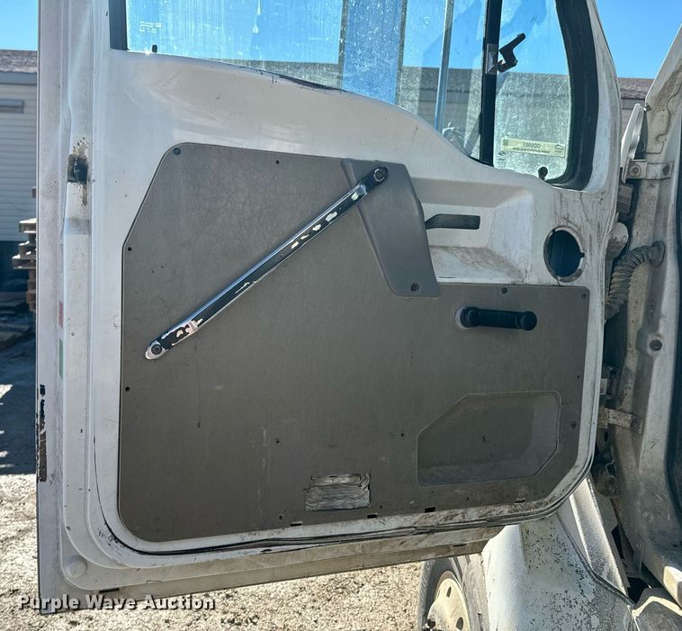 image for item OD9985 1998 Ford L9000 feed delivery truck