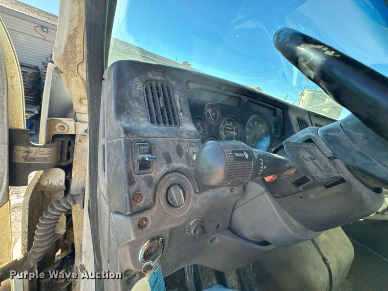 image for item OD9985 1998 Ford L9000 feed delivery truck