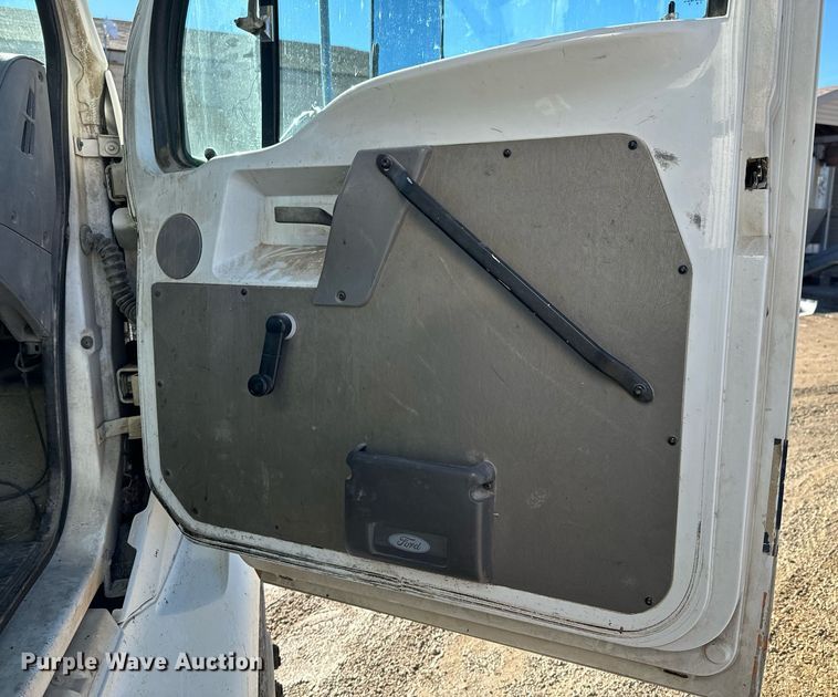 image for item OD9985 1998 Ford L9000 feed delivery truck