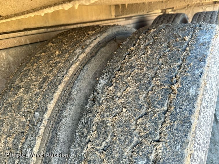 image for item OD9985 1998 Ford L9000 feed delivery truck