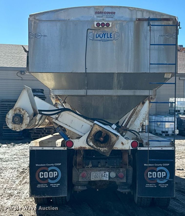 image for item OD9986 2005 International 9200 fertilizer delivery truck