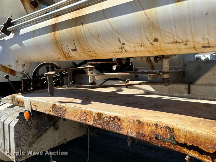 image for item OD9986 2005 International 9200 fertilizer delivery truck