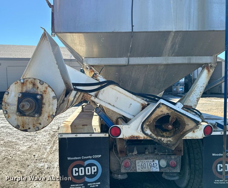 image for item OD9986 2005 International 9200 fertilizer delivery truck