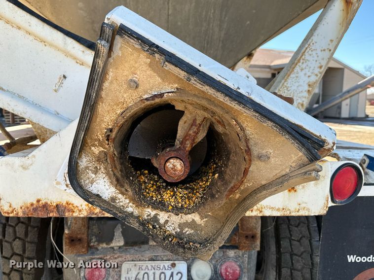 image for item OD9986 2005 International 9200 fertilizer delivery truck