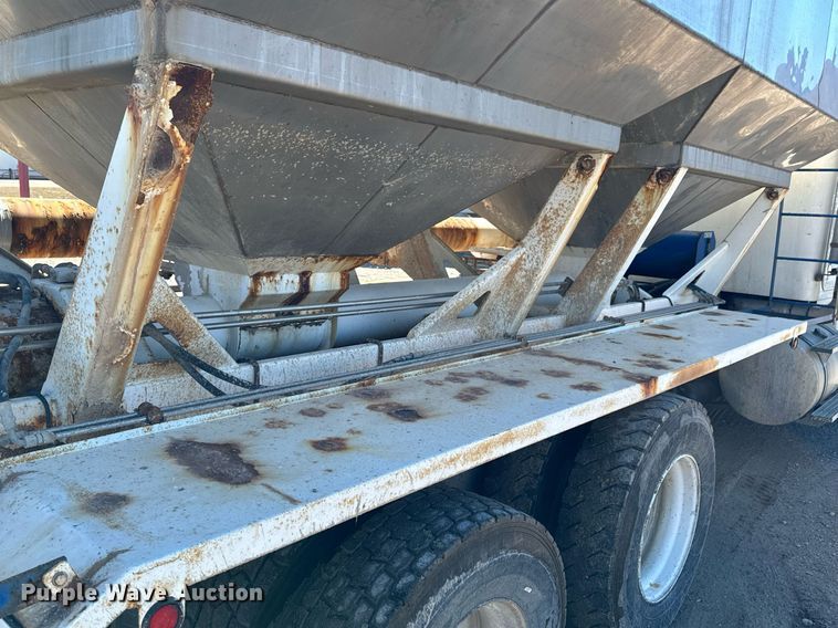 image for item OD9986 2005 International 9200 fertilizer delivery truck