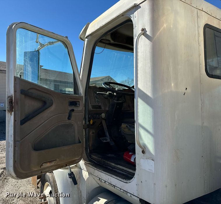 image for item OD9986 2005 International 9200 fertilizer delivery truck