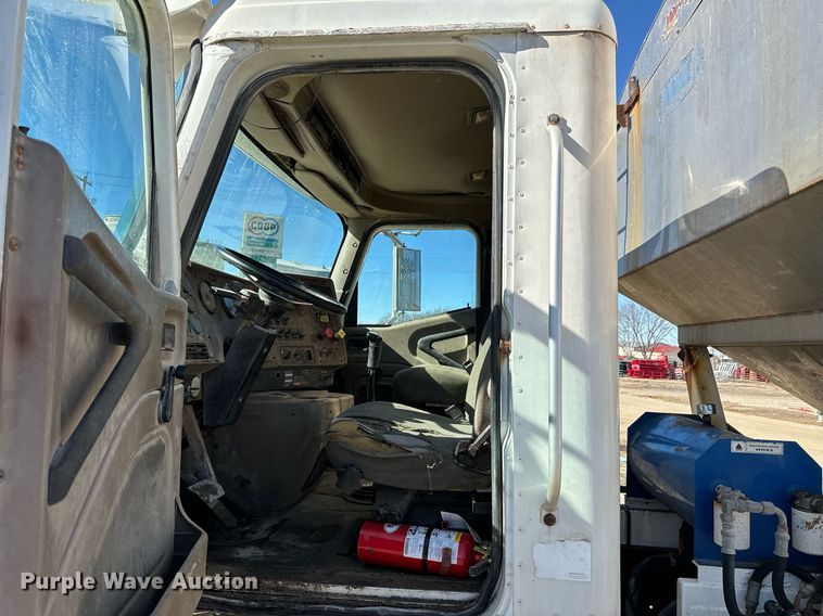 image for item OD9986 2005 International 9200 fertilizer delivery truck