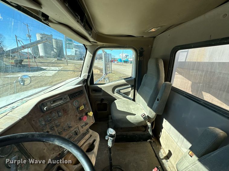 image for item OD9986 2005 International 9200 fertilizer delivery truck