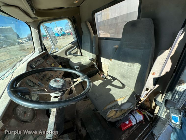 image for item OD9986 2005 International 9200 fertilizer delivery truck