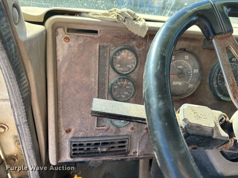 image for item OD9986 2005 International 9200 fertilizer delivery truck