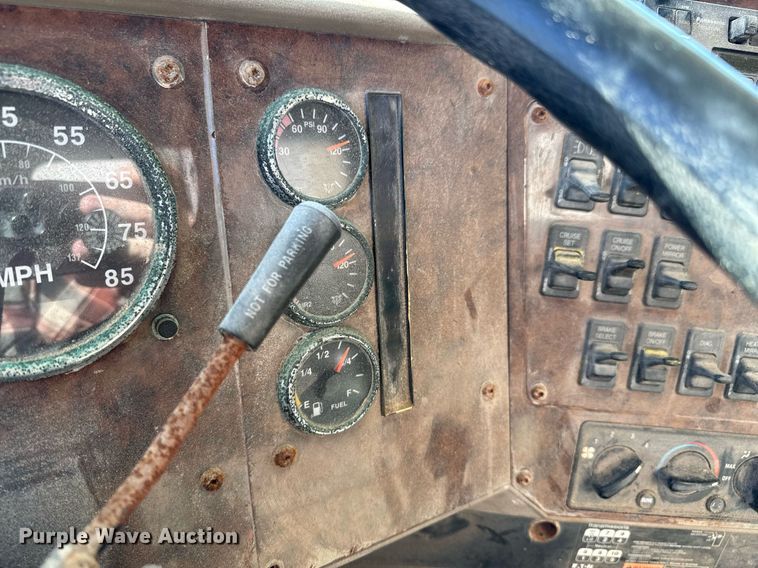 image for item OD9986 2005 International 9200 fertilizer delivery truck