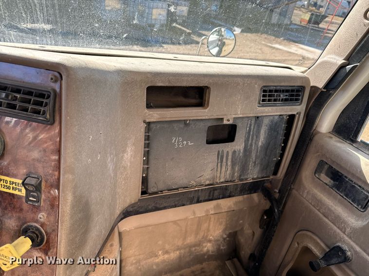 image for item OD9986 2005 International 9200 fertilizer delivery truck