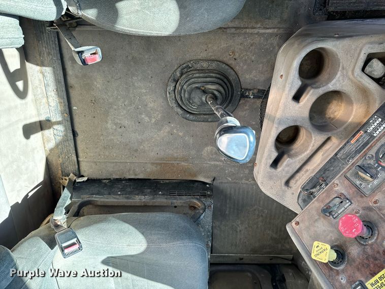 image for item OD9986 2005 International 9200 fertilizer delivery truck