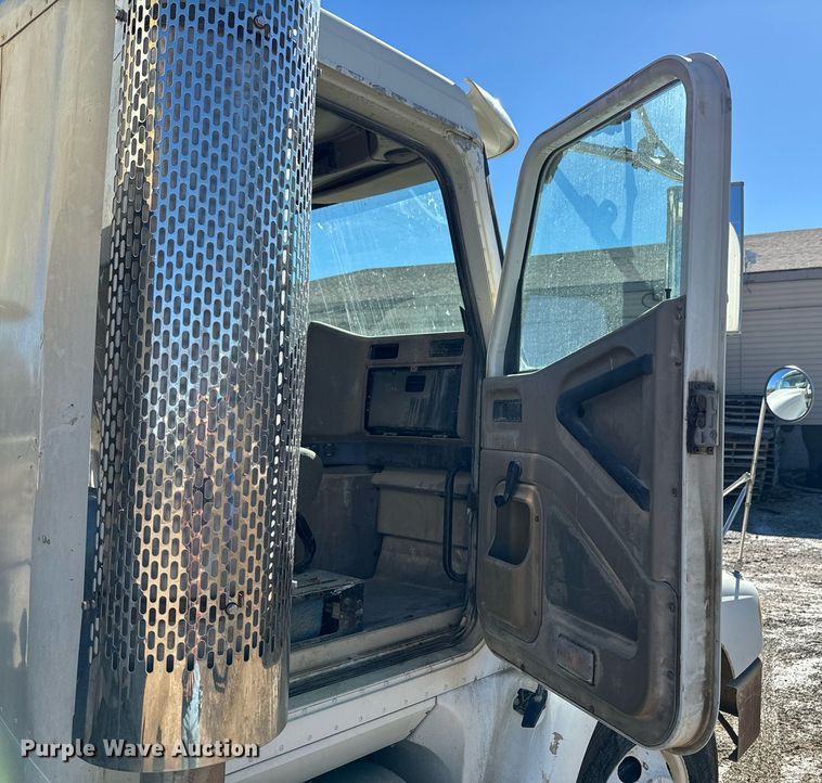 image for item OD9986 2005 International 9200 fertilizer delivery truck