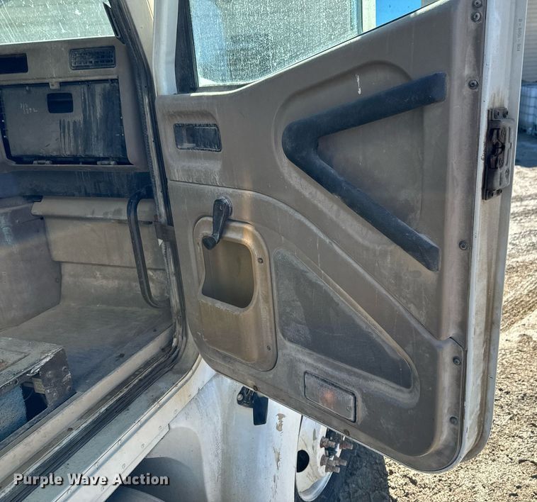 image for item OD9986 2005 International 9200 fertilizer delivery truck