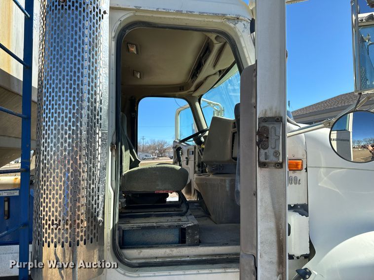 image for item OD9986 2005 International 9200 fertilizer delivery truck