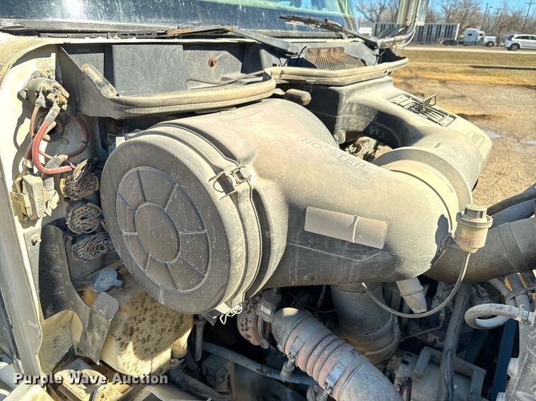 image for item OD9986 2005 International 9200 fertilizer delivery truck