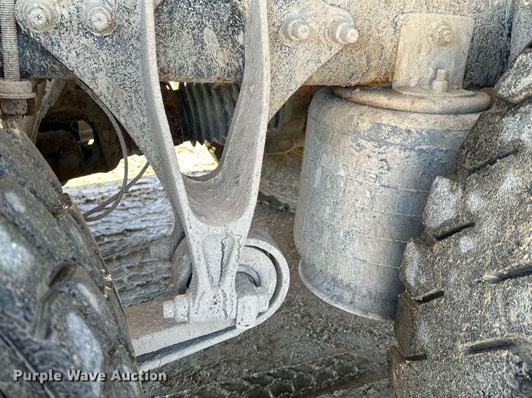 image for item OD9986 2005 International 9200 fertilizer delivery truck