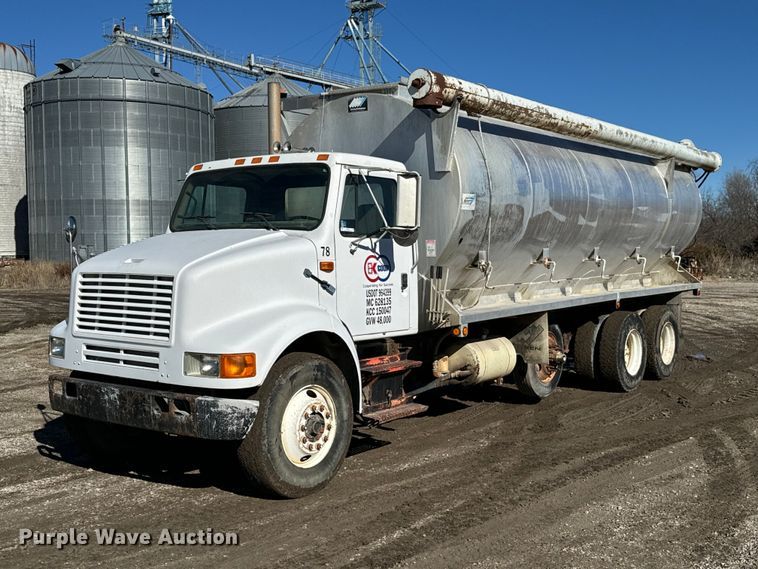 image for item OJ9418 1993 International 8100 feed delivery truck