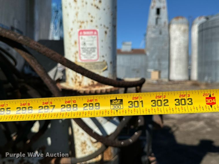 image for item OJ9418 1993 International 8100 feed delivery truck