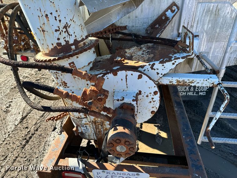 image for item OJ9418 1993 International 8100 feed delivery truck