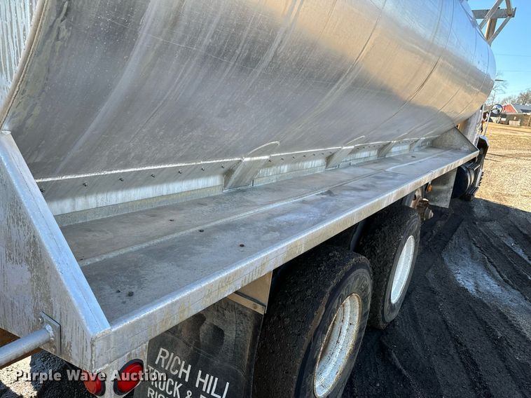 image for item OJ9418 1993 International 8100 feed delivery truck