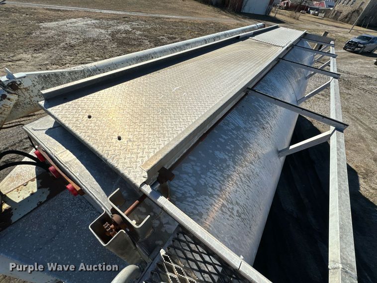 image for item OJ9418 1993 International 8100 feed delivery truck