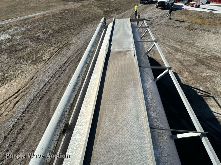 image for item OJ9418 1993 International 8100 feed delivery truck