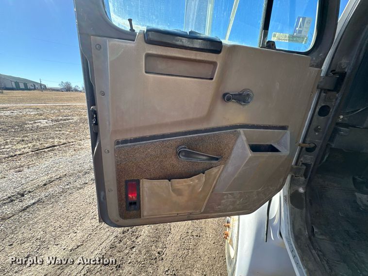 image for item OJ9418 1993 International 8100 feed delivery truck