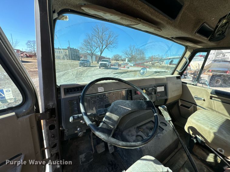 image for item OJ9418 1993 International 8100 feed delivery truck