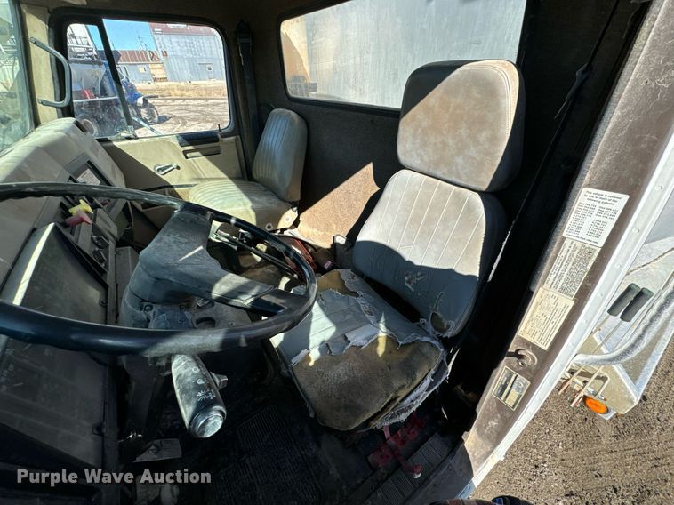 image for item OJ9418 1993 International 8100 feed delivery truck