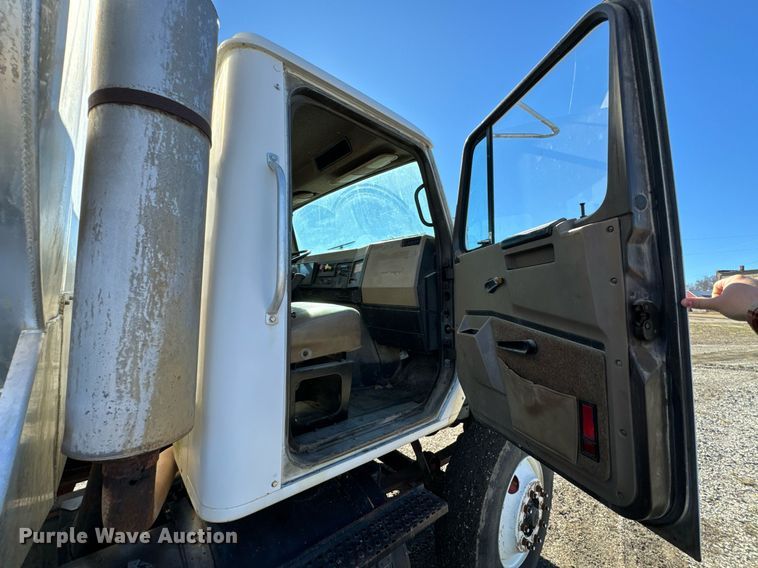 image for item OJ9418 1993 International 8100 feed delivery truck