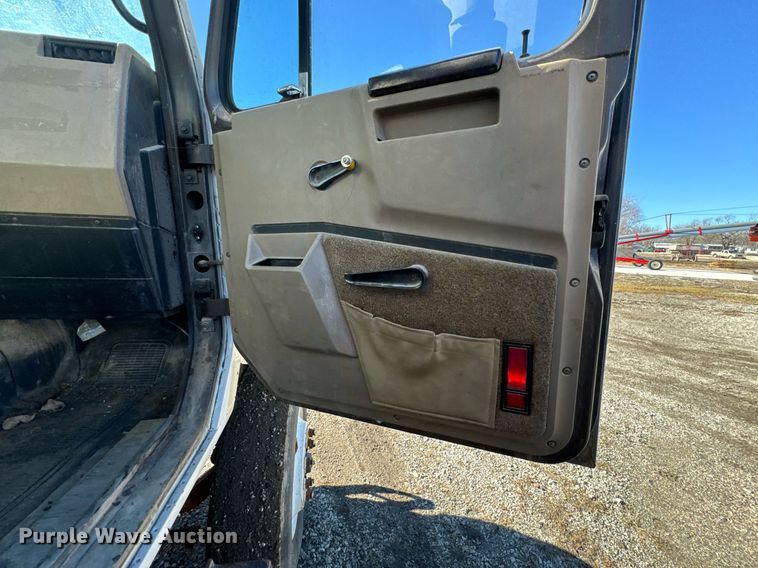 image for item OJ9418 1993 International 8100 feed delivery truck