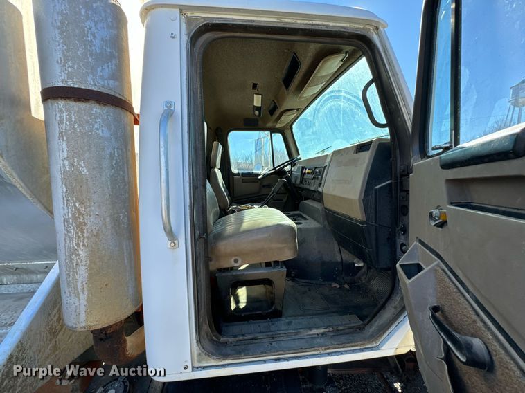 image for item OJ9418 1993 International 8100 feed delivery truck