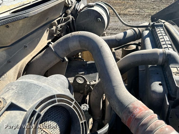 image for item OJ9418 1993 International 8100 feed delivery truck