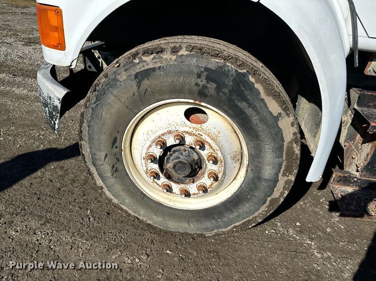 image for item OJ9418 1993 International 8100 feed delivery truck